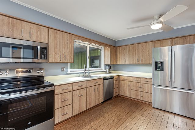 8623 S Roma Road, Palos Park, IL 60464