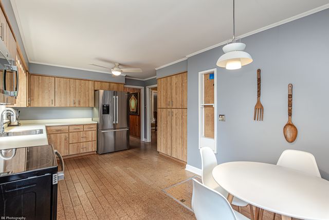 8623 S Roma Road, Palos Park, IL 60464