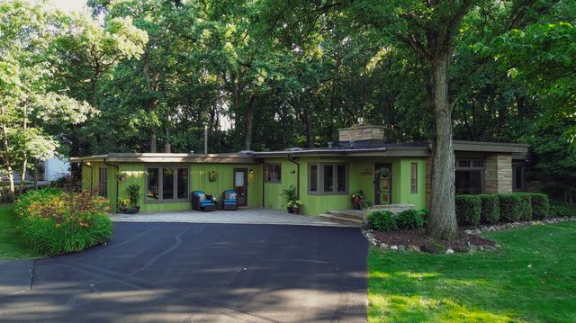 8623 S Roma Road, Palos Park, IL 60464