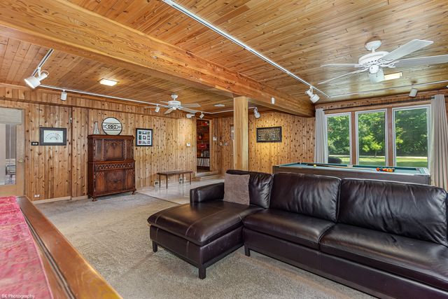 8623 S Roma Road, Palos Park, IL 60464