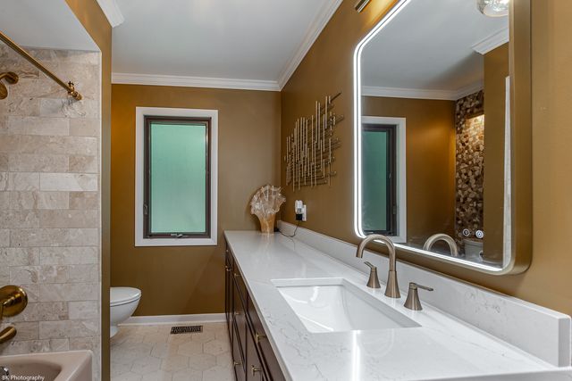 8623 S Roma Road, Palos Park, IL 60464