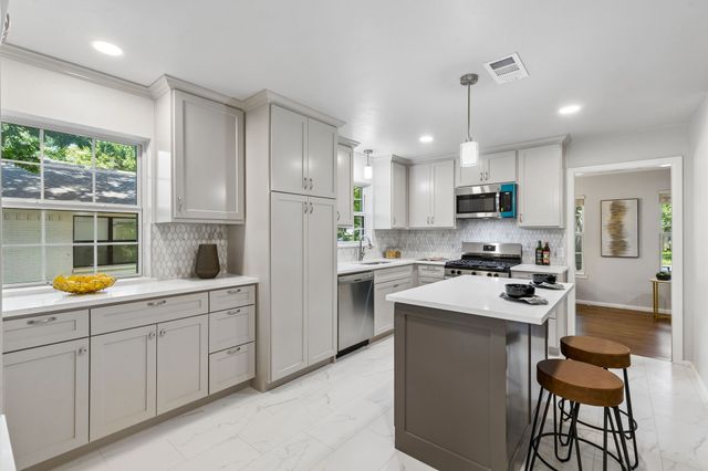 1812 Swan Drive, Dallas, TX 75228