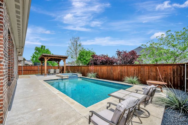 1016 W Bluff Way, Roanoke, TX 76262