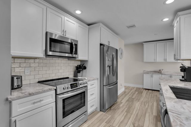 60 Pelican Pointe Drive 201, Delray Beach, FL 33483