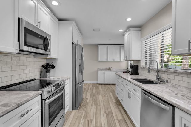 60 Pelican Pointe Drive 201, Delray Beach, FL 33483