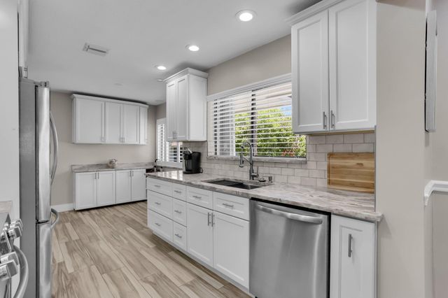 60 Pelican Pointe Drive 201, Delray Beach, FL 33483