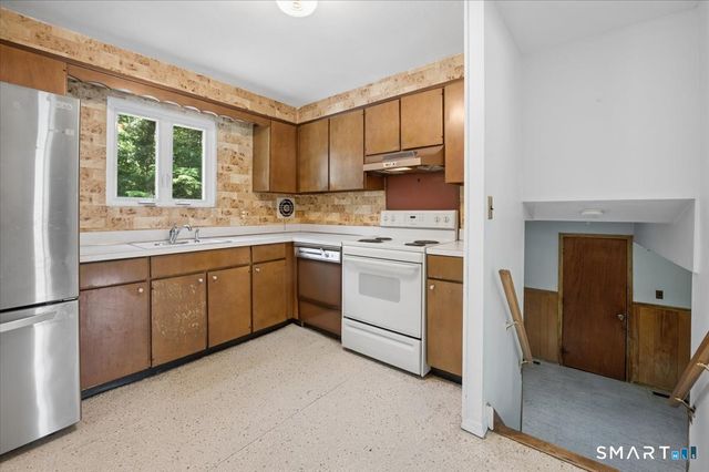 8 Stanwick Circle, Stamford, CT 06905