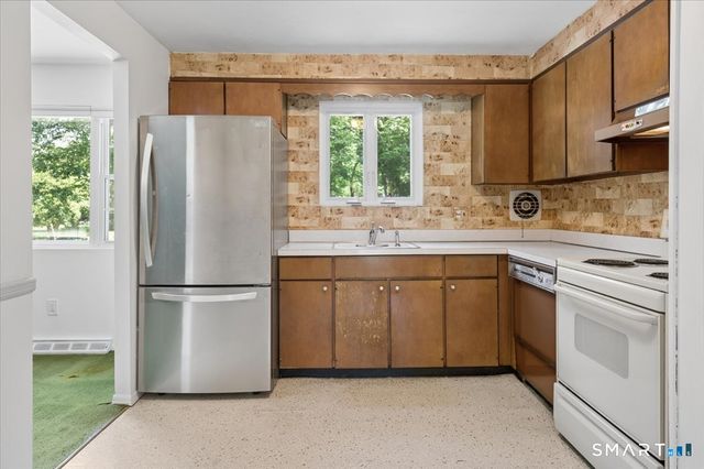 8 Stanwick Circle, Stamford, CT 06905