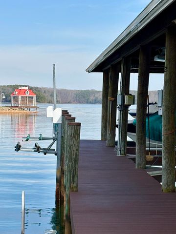 20 South Pointe LN, Moneta, VA 24121