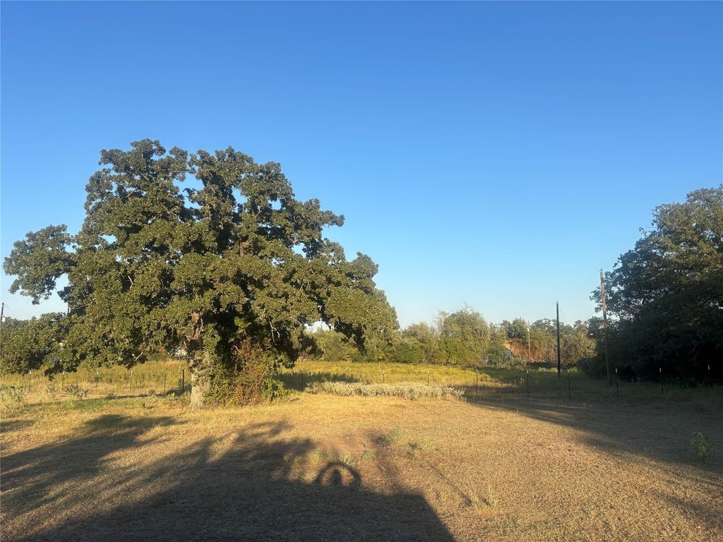 971 E Barry Street, Reno, TX 76020