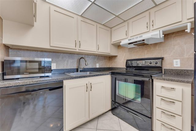 300 Village Green Circle 210, Palm Springs, FL 33461