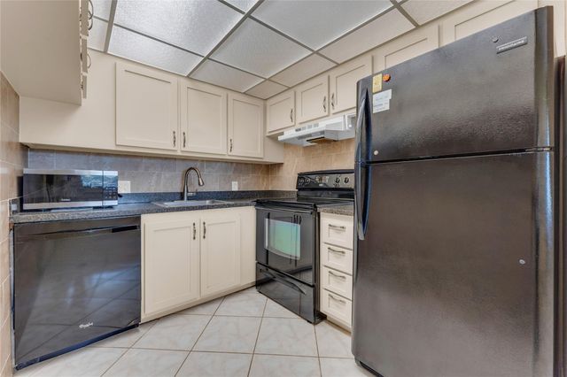 300 Village Green Circle 210, Palm Springs, FL 33461