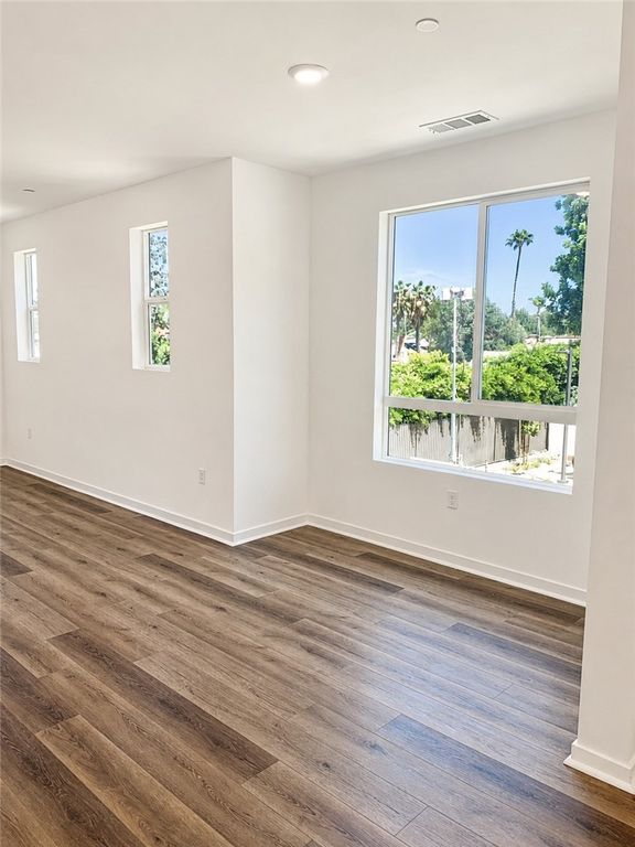 Image 11 of property listing at 9425 1/2 N. Sepulveda Blvd. 1, North Hills, CA 91343