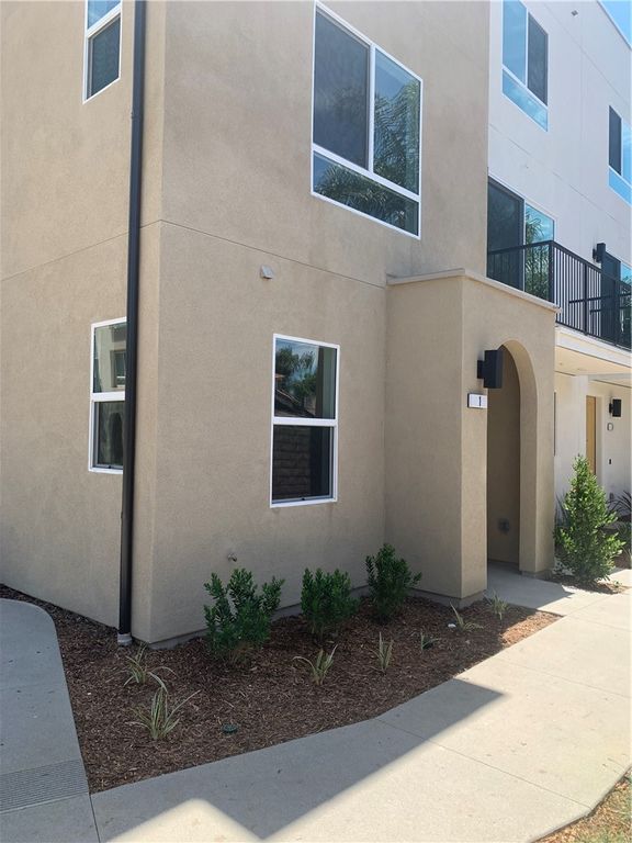 Image 3 of property listing at 9425 1/2 N. Sepulveda Blvd. 1, North Hills, CA 91343