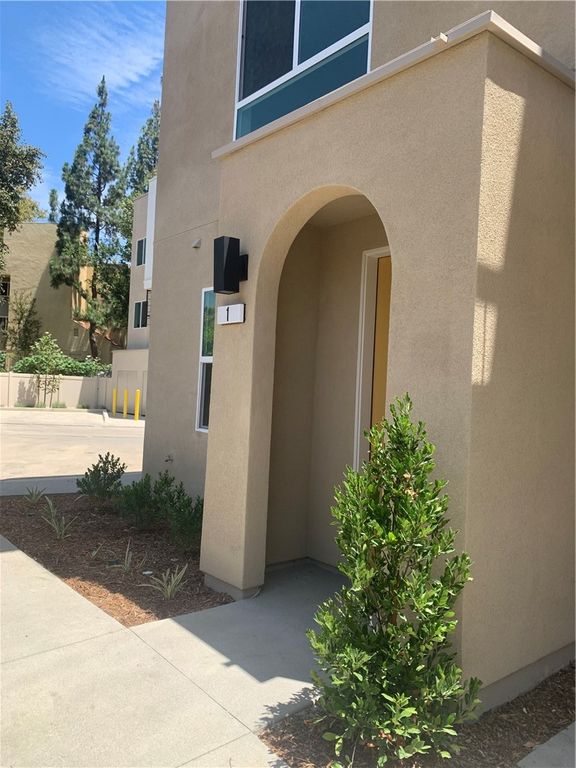 Image 4 of property listing at 9425 1/2 N. Sepulveda Blvd. 1, North Hills, CA 91343