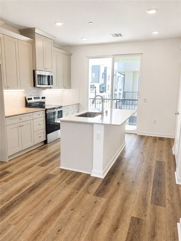 Image 9 of property listing at 9425 1/2 N. Sepulveda Blvd. 1, North Hills, CA 91343