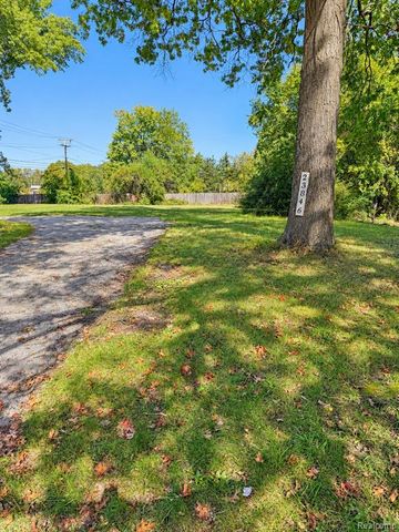 23846 Lillian Street, Brownstown, MI 48183