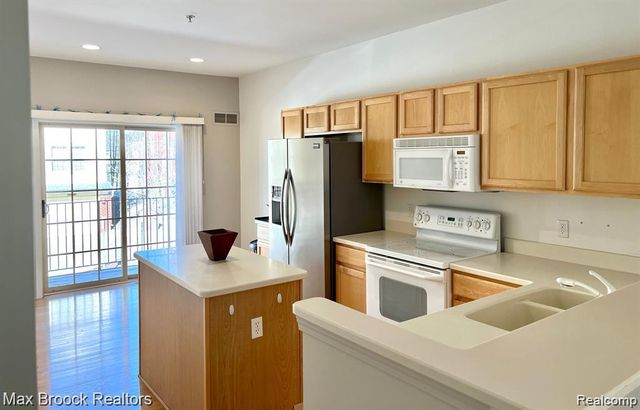 3111 Camden Drive, Troy, MI 48084