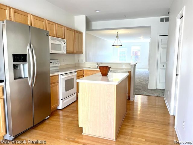 3111 Camden Drive, Troy, MI 48084