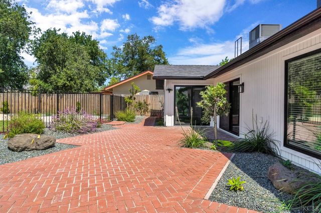 2344 Magnolia Court, Hanford, CA 93230