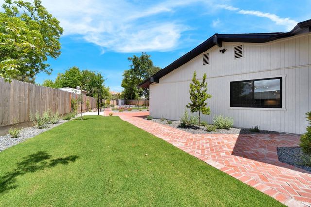 2344 Magnolia Court, Hanford, CA 93230