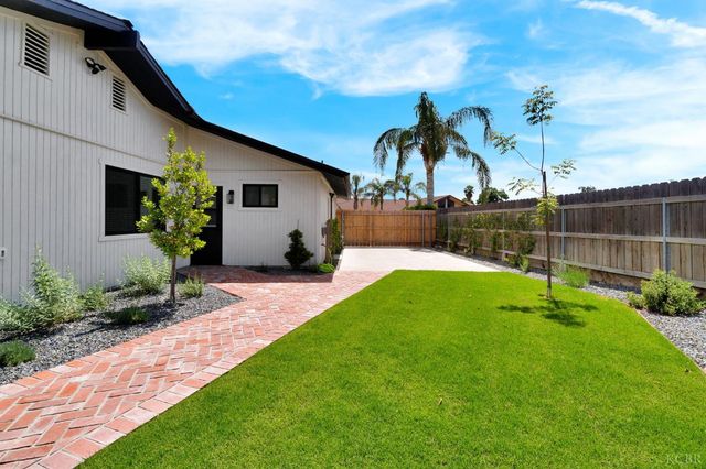 2344 Magnolia Court, Hanford, CA 93230
