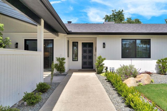2344 Magnolia Court, Hanford, CA 93230