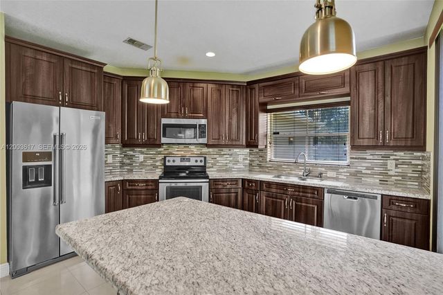 245 NW 207th Ter, Pembroke Pines, FL 33029