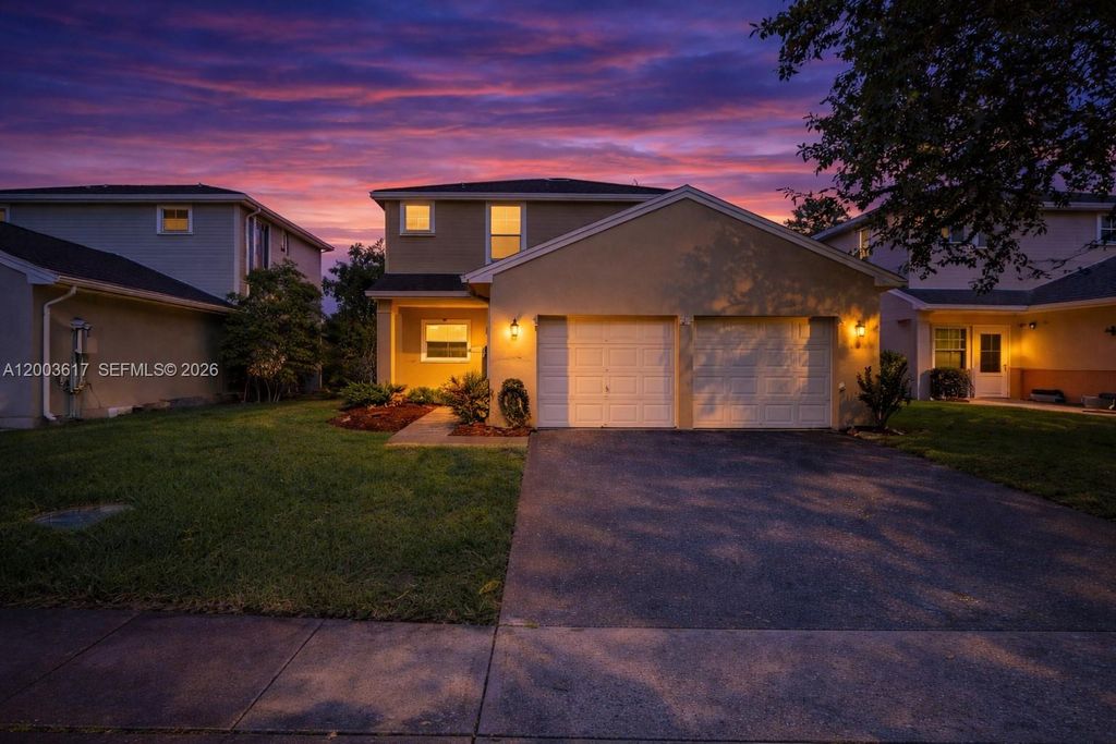 245 NW 207th Ter, Pembroke Pines, FL 33029