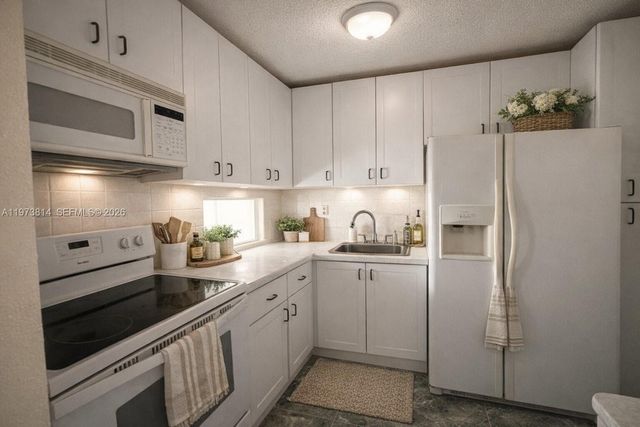 140 Royal Palm Rd 202, Hialeah Gardens, FL 33016