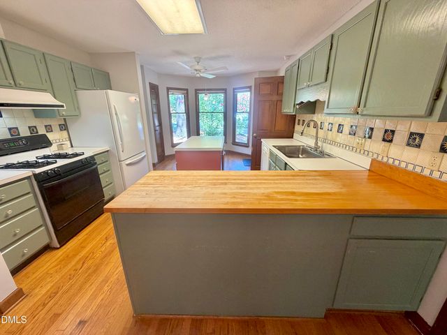 6 Burnwood Place, Chapel Hill, NC 27517