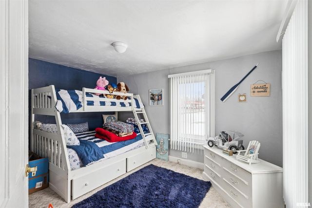 864 W GROVE Street, Galesburg, IL 61401