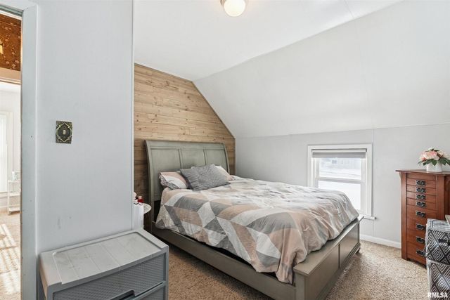 864 W GROVE Street, Galesburg, IL 61401