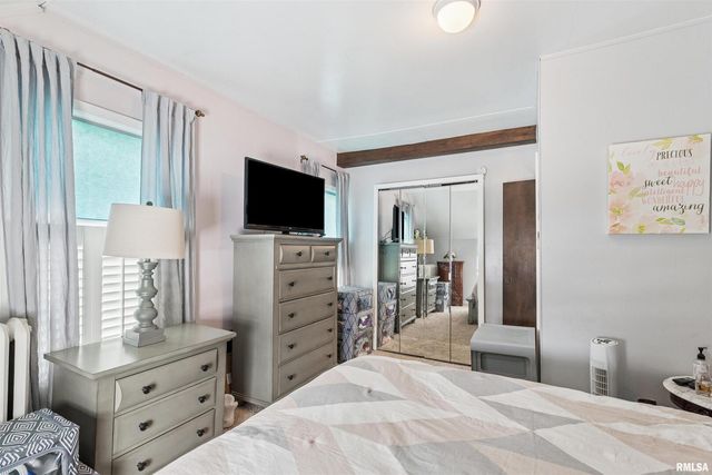 864 W GROVE Street, Galesburg, IL 61401