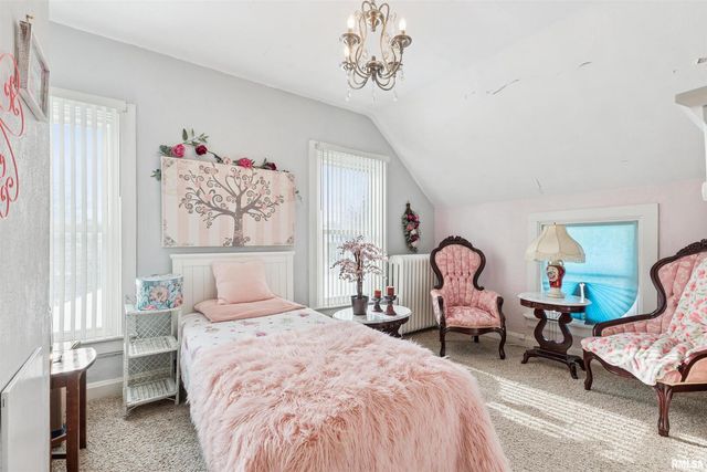 864 W GROVE Street, Galesburg, IL 61401