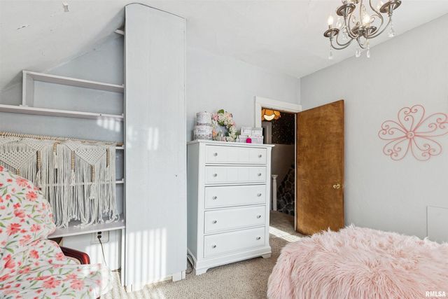 864 W GROVE Street, Galesburg, IL 61401