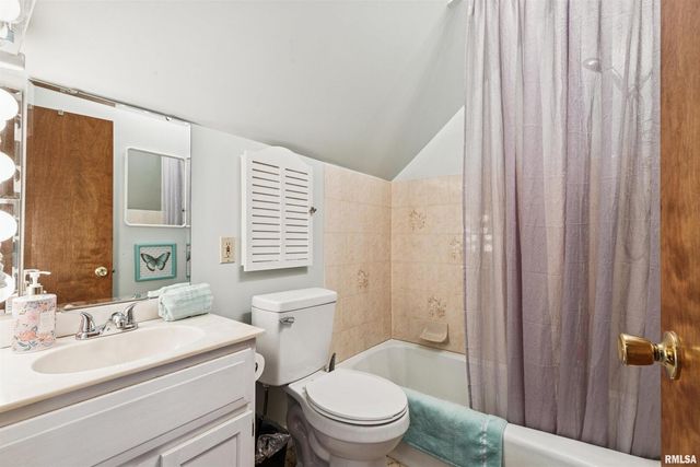 864 W GROVE Street, Galesburg, IL 61401