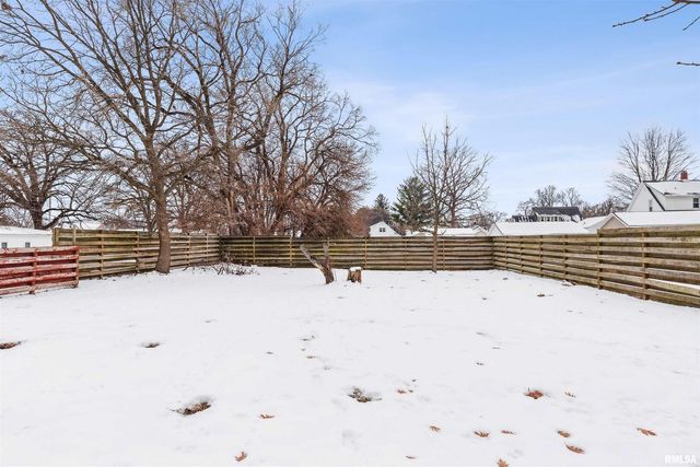 864 W GROVE Street, Galesburg, IL 61401