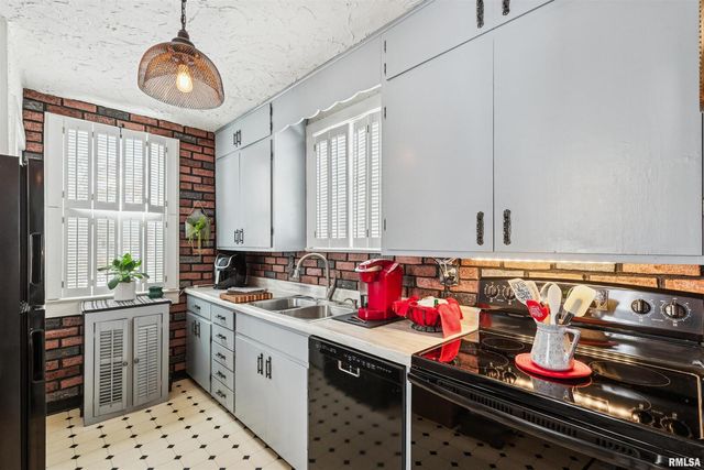 864 W GROVE Street, Galesburg, IL 61401