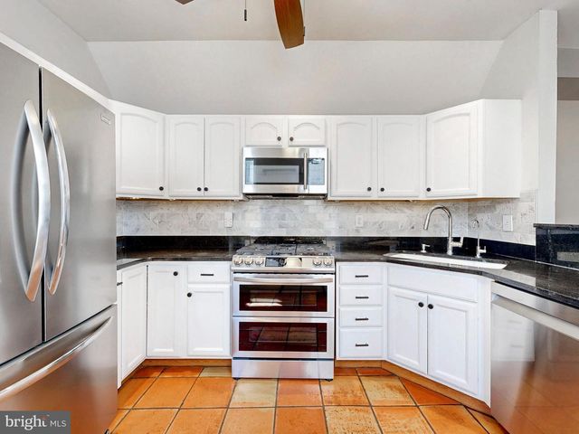 220 S CASTLE ST, Baltimore, MD 21231