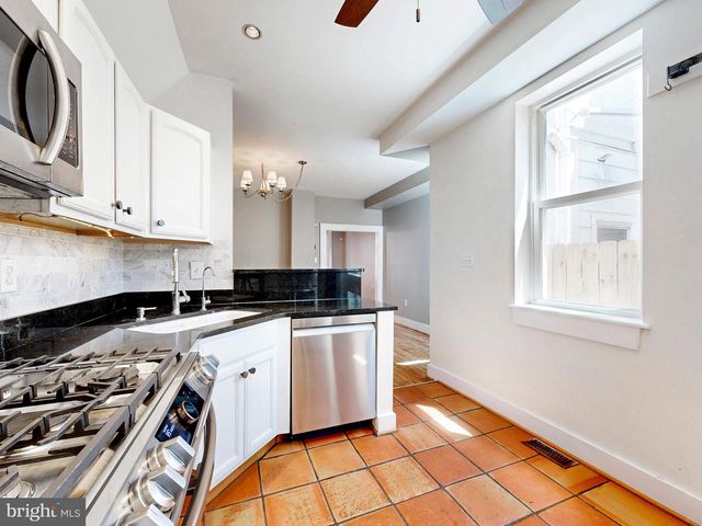 220 S CASTLE ST, Baltimore, MD 21231