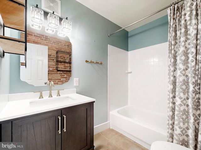 220 S CASTLE ST, Baltimore, MD 21231