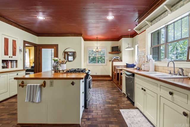 990 Buckwood Road, Bauxite, AR 72011