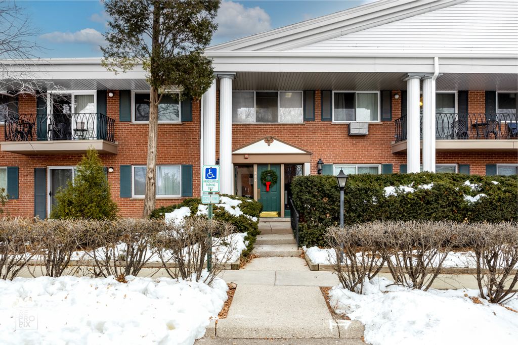 602 E Algonquin Road 207, Arlington Heights, IL 60005