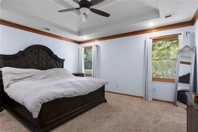 900 White Oak Lane, Liberty, MO 64068