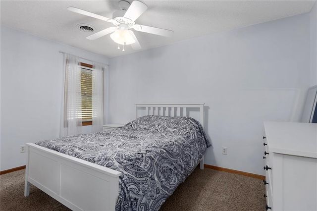 900 White Oak Lane, Liberty, MO 64068