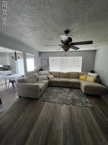 1713 Summer Lake CT, Virginia Beach, VA 23454