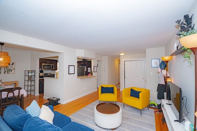 2724 W Berwyn Avenue 2B, Chicago, IL 60625