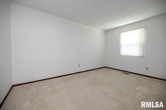 100 JUNIPER Lane, East Peoria, IL 61611