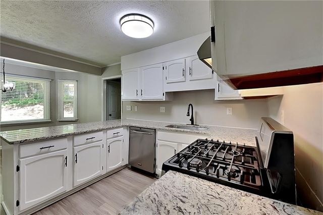 9880 Lake Forest Way, Roswell, GA 30076